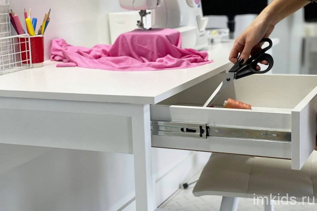 Стол письменный Юниор (белое дерево, белый муар белое дерево 1100x580x750) Стол письменный Юниор (белое дерево, белый муар белое дерево 1100x580x750)