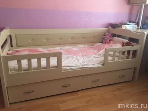 Кровать тахта из массива "Николь-М" с мягкой спинкой